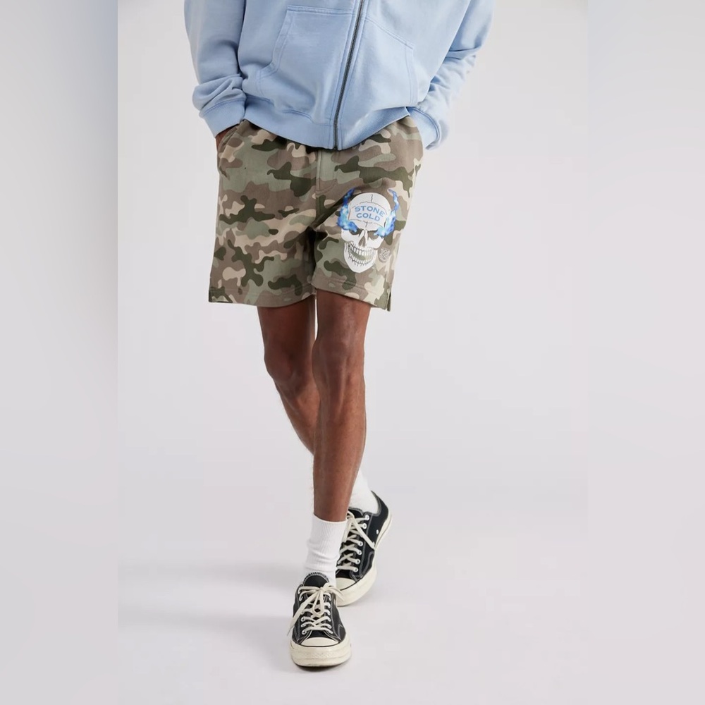 NWT WWE UO Stone Cold Steve Austin Skull Camo Shorts‎ Sz MEDIUM Urban Outfitters